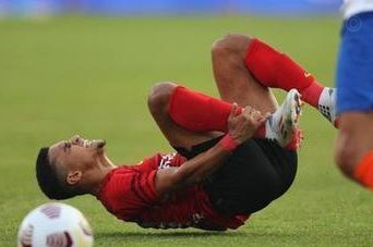 长春亚泰球员比赛中头部受伤紧急送医