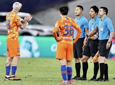 裁判该独立判罚吗？VAR能取代人眼判断？