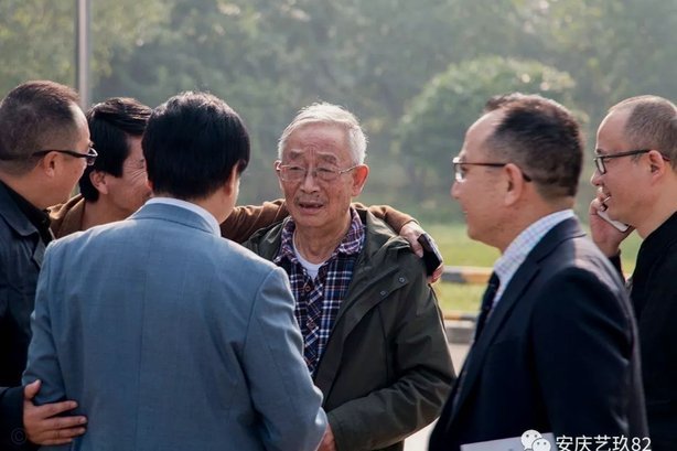 老友重聚，吕文君回白玉碗“督战”，王燊超陪同观赛