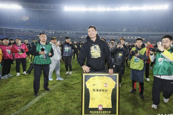东体：邵佳一意外现身U19教学赛，与久尔杰维奇、成耀东交流