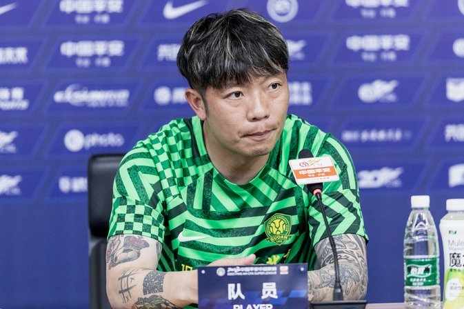 张稀哲受伤，被队医背下场
