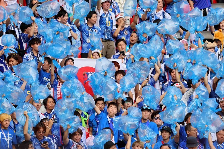 日本球迷这场忘了捡垃圾呀