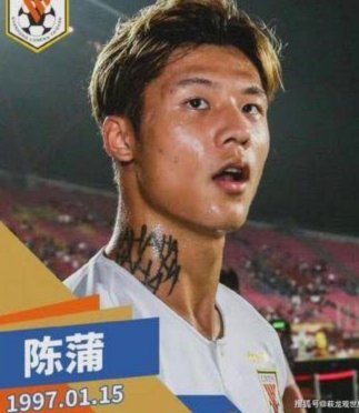 大帝的“眼神威仪”：这场后防崩塌的惊人戏码