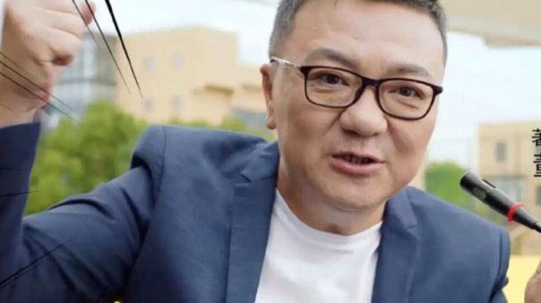 董路被禁赛，在看台用大喇叭指挥比赛被主办方制止！